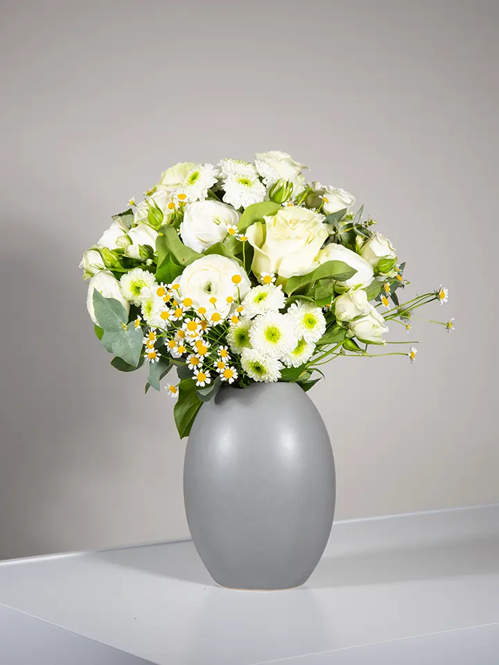 Bouquet fiori bianchi di roselline santini ranuncoli in vaso
